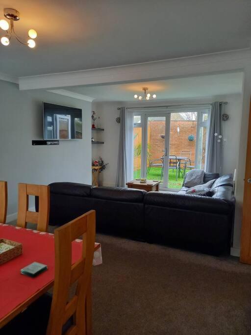 Modernised Home With 2 Bedrooms In Cardiff Exterior photo